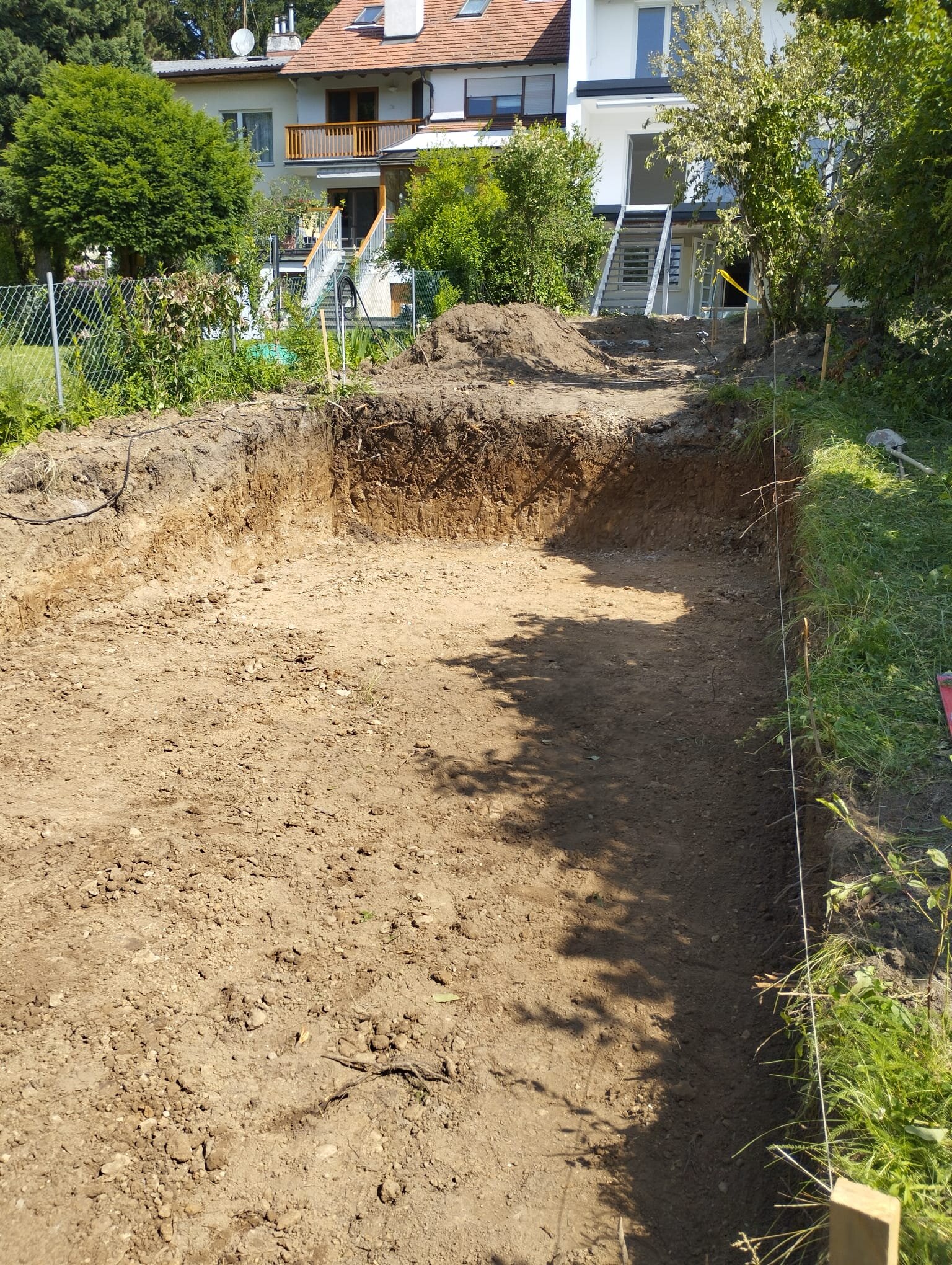 Minibagger beim Garten nivellieren im Bezirk Tulln, der Gartenboden wird mit dem Rotationslaser auf ein exaktes Niveau abgezogen