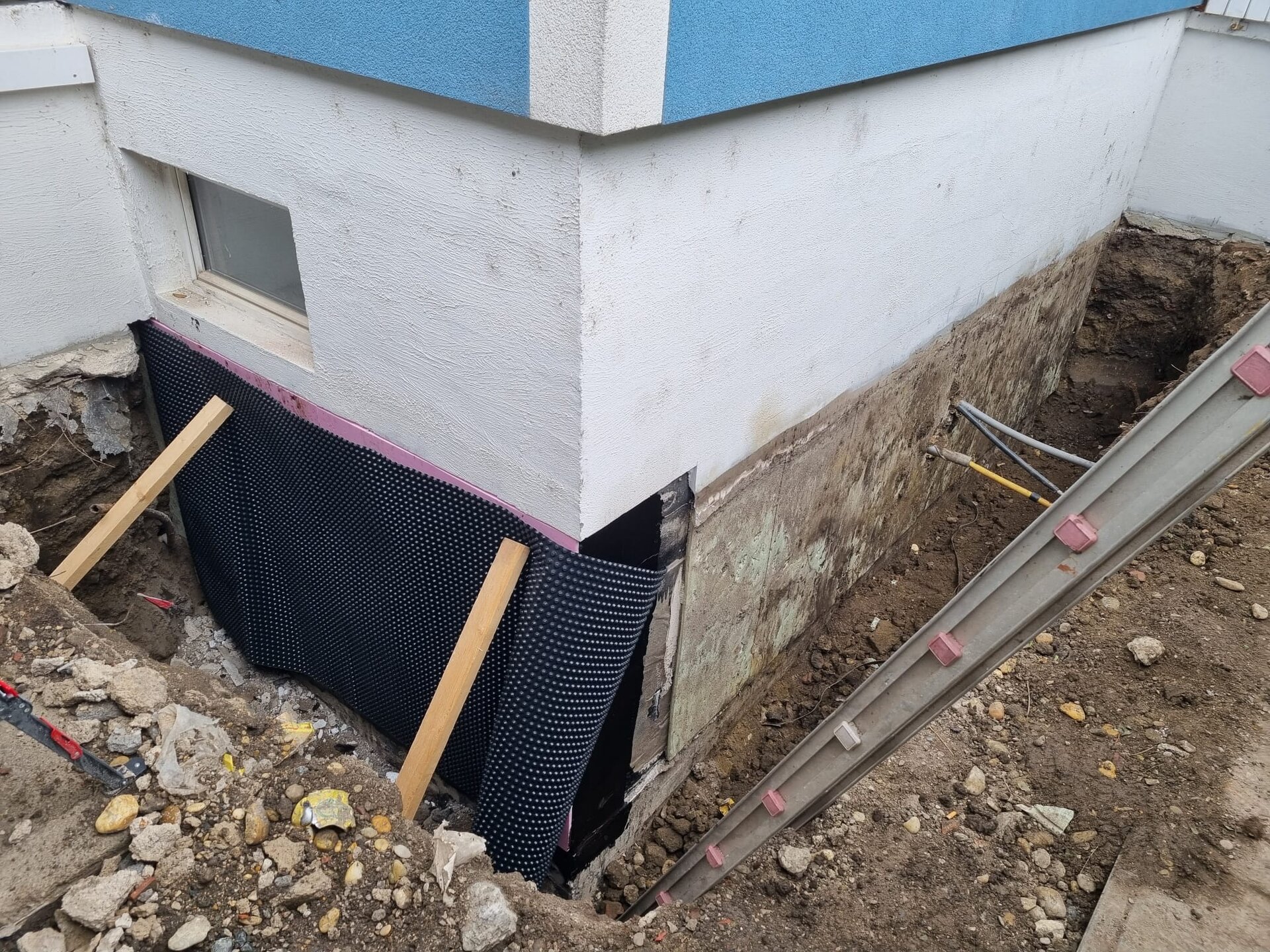 Garten am Hang anlegen im Bezirk Wiener Neustadt: Minibagger terrassiert ein abschüssiges Hanggrundstück und formt die Böschung