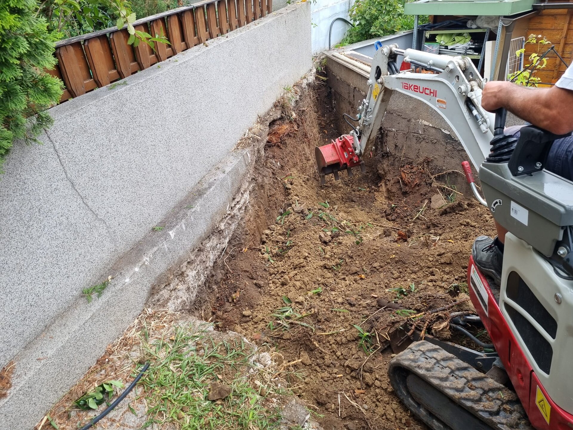 Bagger beim Garten planieren im Bezirk Korneuburg zieht eine Gartenfläche auf gleichmäßige Endhöhe ab