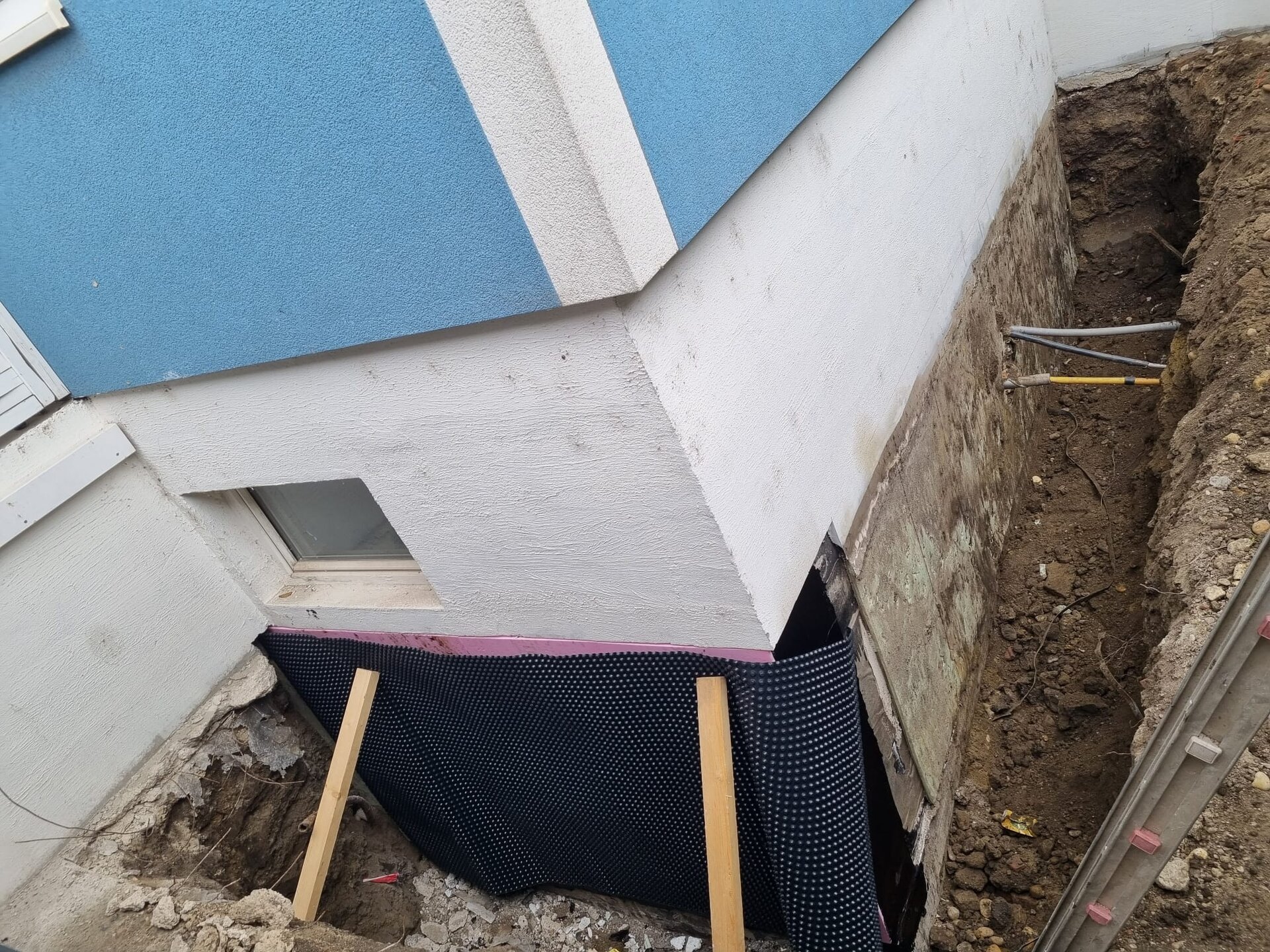 Minibagger zieht beim Garten planieren im Bezirk Tulln eine Fläche auf Endhöhe ab und stellt ein ebenes Planum her