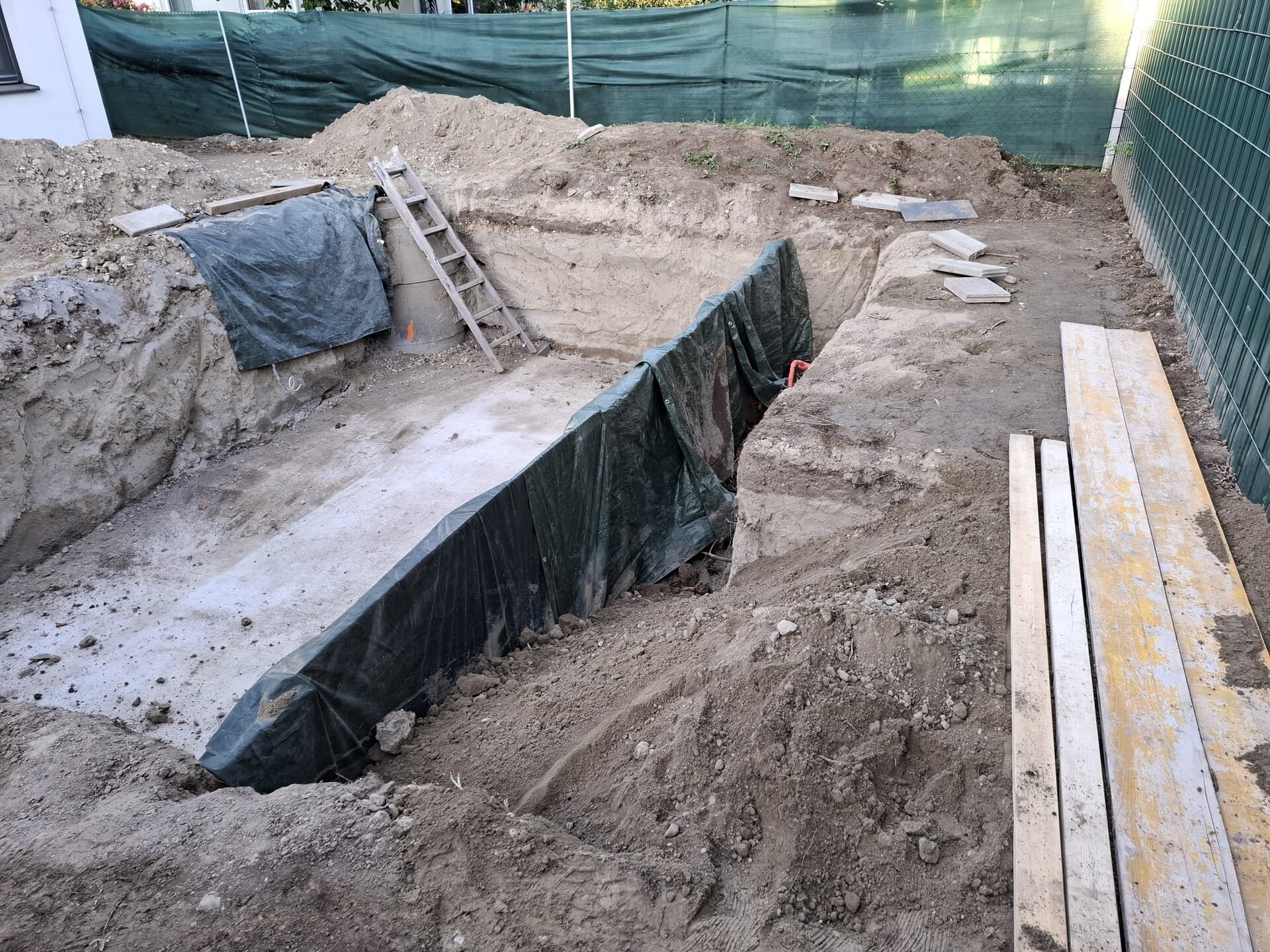 Bagger schüttet bei Gartenaufschüttungen im Bezirk Mistelbach Schüttmaterial lagenweise auf und hebt das Niveau eines Gartens an