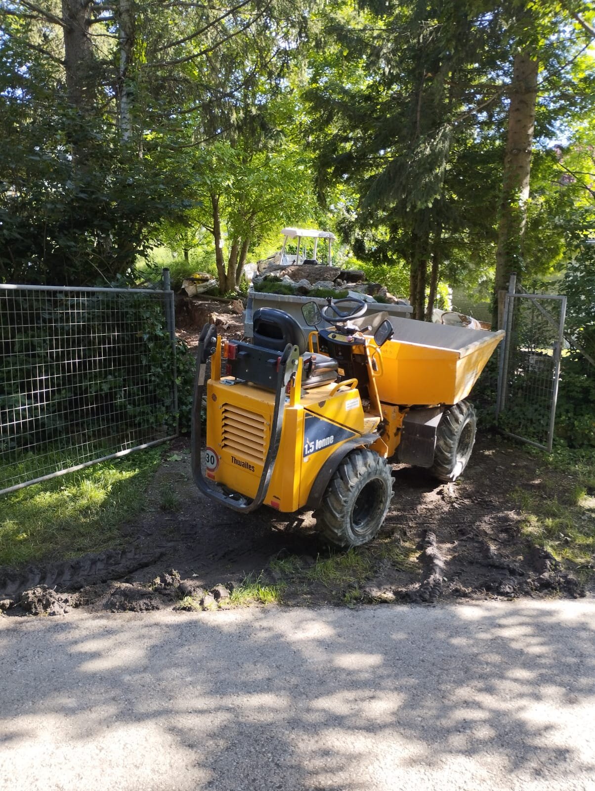 Bagger trägt beim Hang abtragen im Bezirk Gänserndorf einen steilen Hang stufenweise ab und legt das Gelände tiefer für eine ebene Fläche