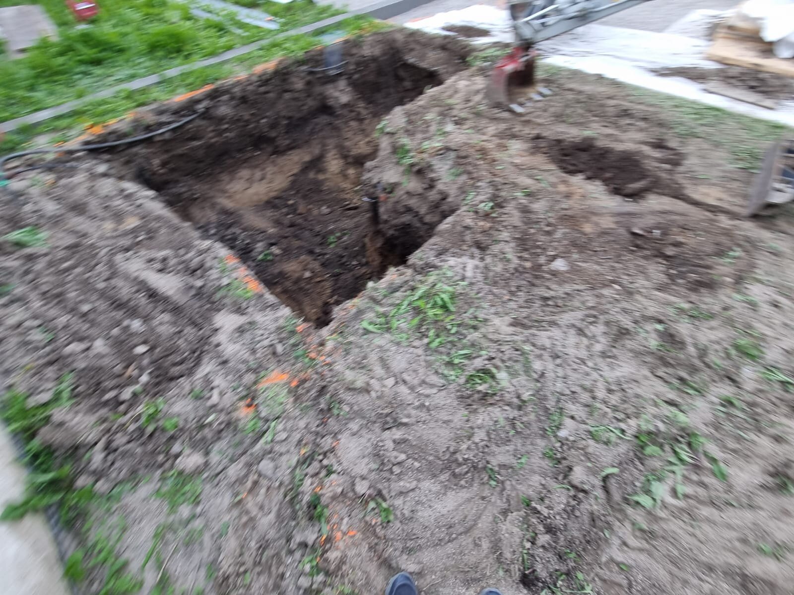Minibagger beim Garten nivellieren im Bezirk Mistelbach, der den Gartenboden mit dem Rotationslaser auf exaktes Niveau abzieht
