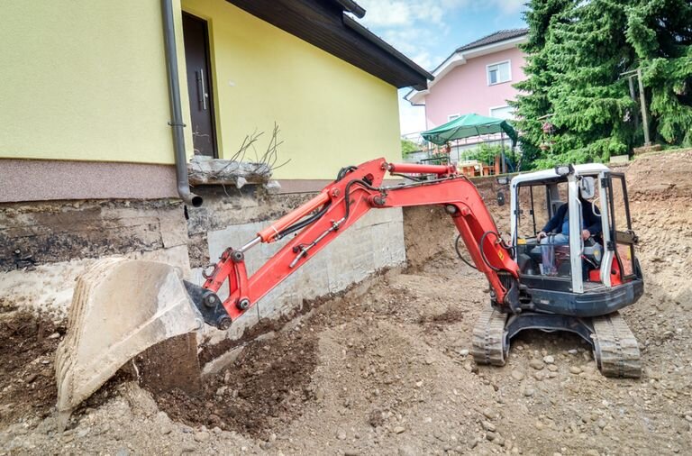 Kellerwand mit dem Bagger ausgraben