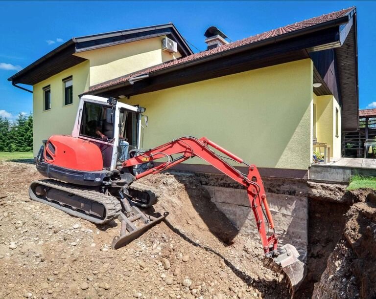 Kellerwand entlang der Außenmauer ausschachten