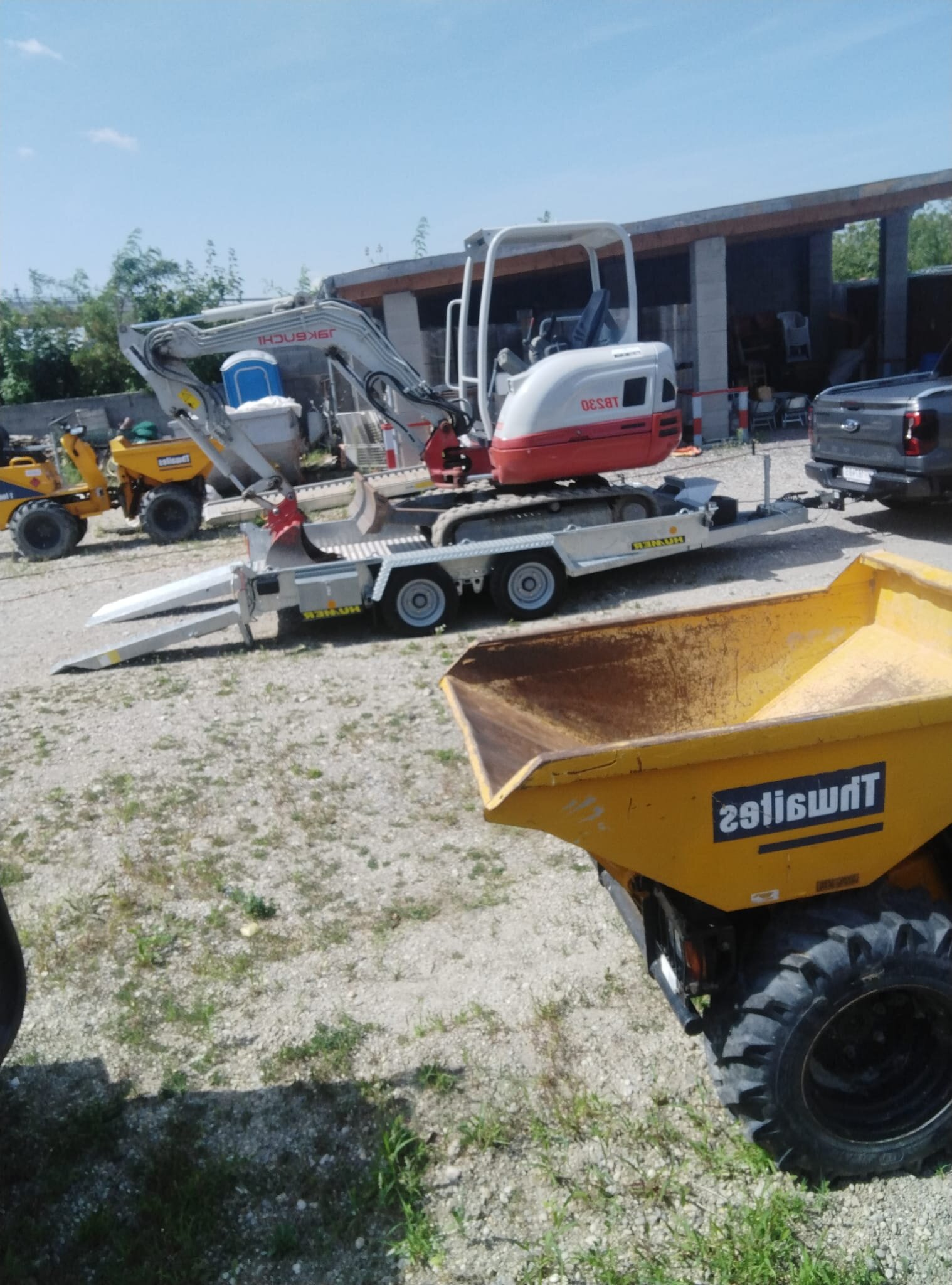 Minibagger beim Garten nivellieren im Bezirk Wiener Neustadt, der den Gartenboden mit Laser auf ein exakt waagrechtes Niveau abzieht