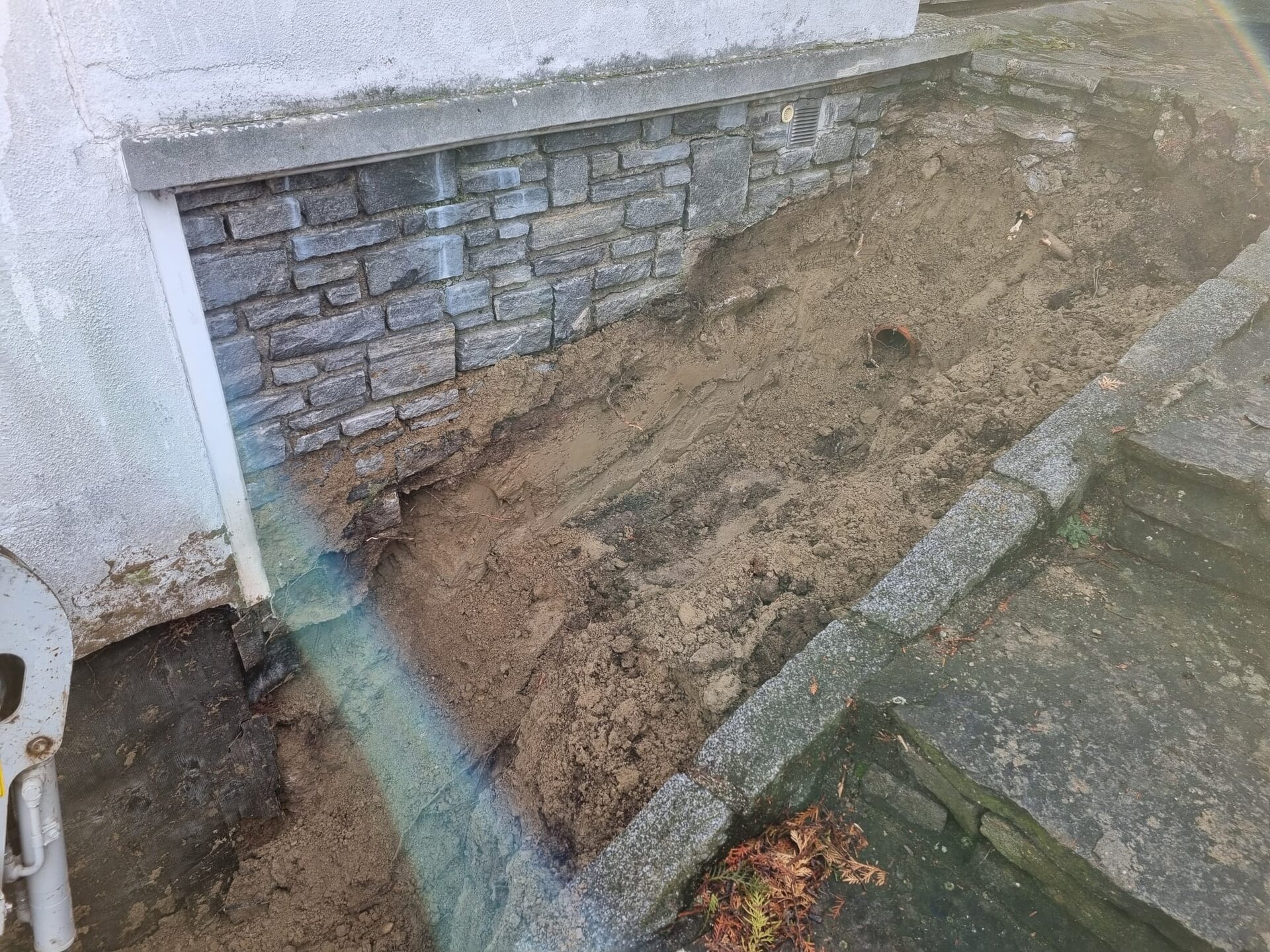 Minibagger zieht beim Garten planieren im Bezirk Hollabrunn eine Gartenfläche mit Rotationslaser auf das Endplanum ab