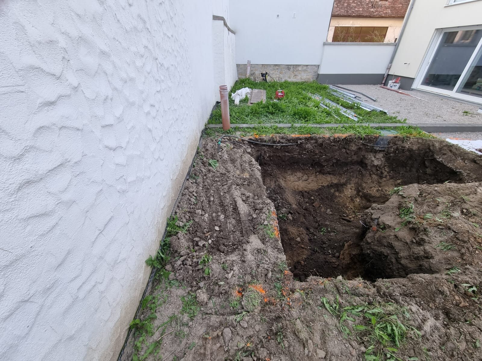 Minibagger flacht im Bezirk Gänserndorf einen steilen Hang ab und reduziert das Gefälle für eine sanftere Neigung