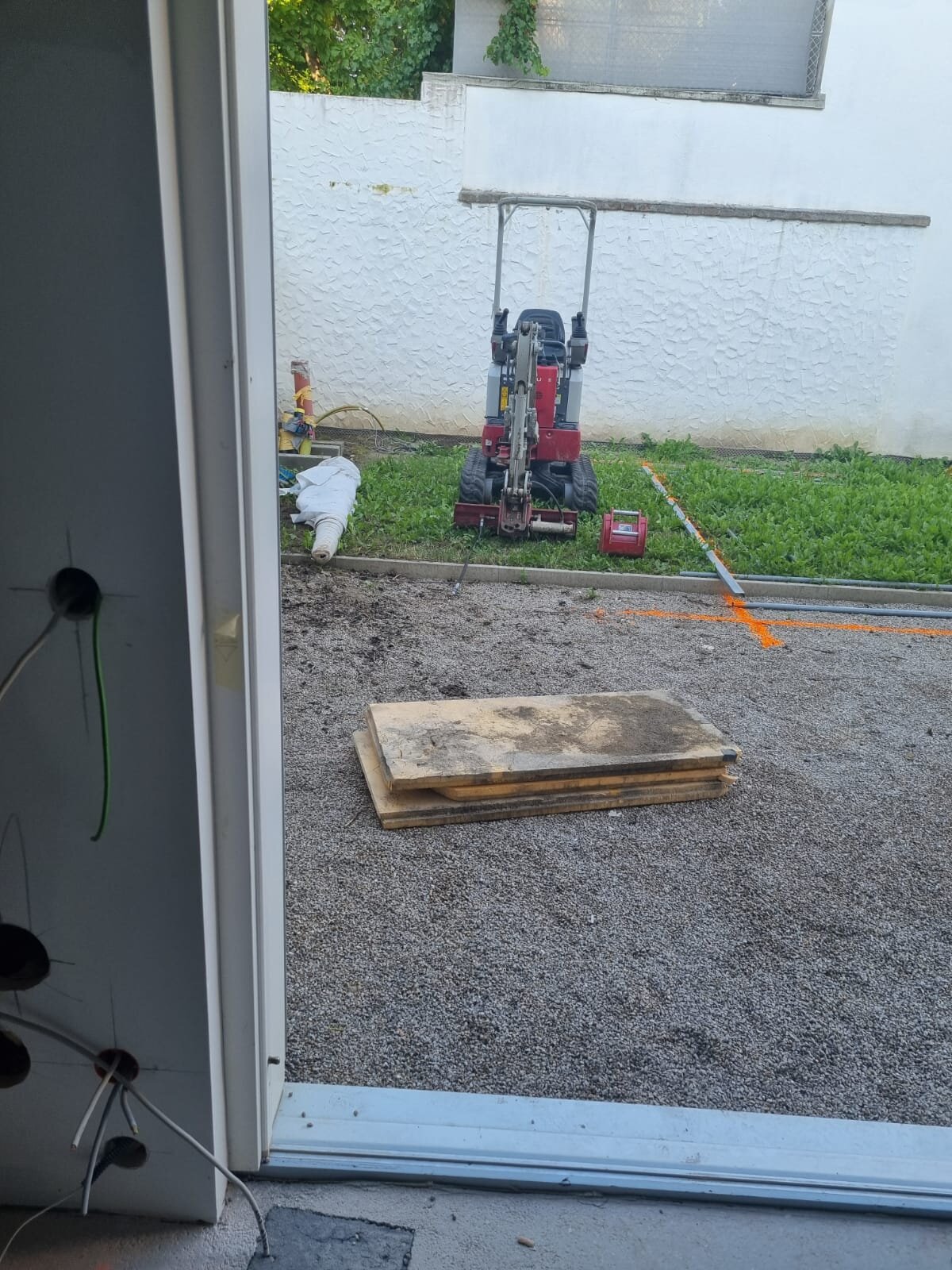Minibagger beim Garten nivellieren im Bezirk Tulln, der Gartenboden wird mit dem Rotationslaser auf ein exaktes Niveau abgezogen