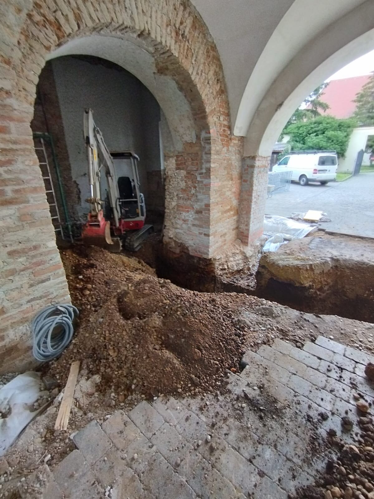 Minibagger zieht beim Rasen glätten im Bezirk Tulln eine unebene Gartenfläche zu einem gleichmäßigen Feinplanum ab