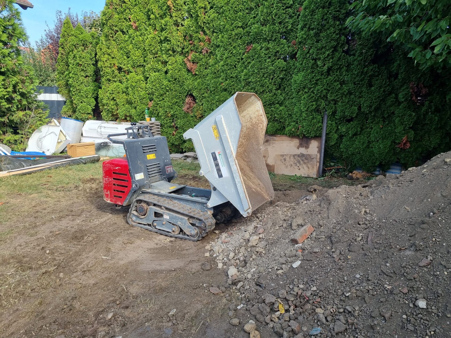 Minibagger beim Garten nivellieren im Bezirk Hollabrunn, der den Boden mit Hilfe des Rotationslasers auf ein exakt waagrechtes Niveau abzieht.