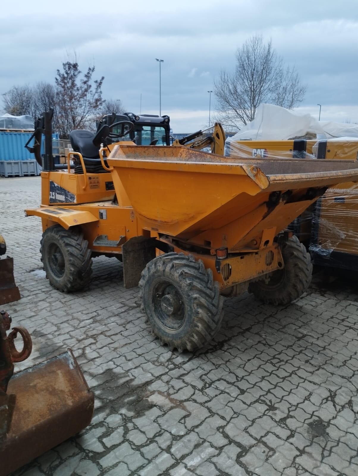Minibagger formt beim Garten am Hang anlegen im Bezirk Bruck an der Leitha eine abgestufte Terrasse aus einem abschüssigen Grundstück