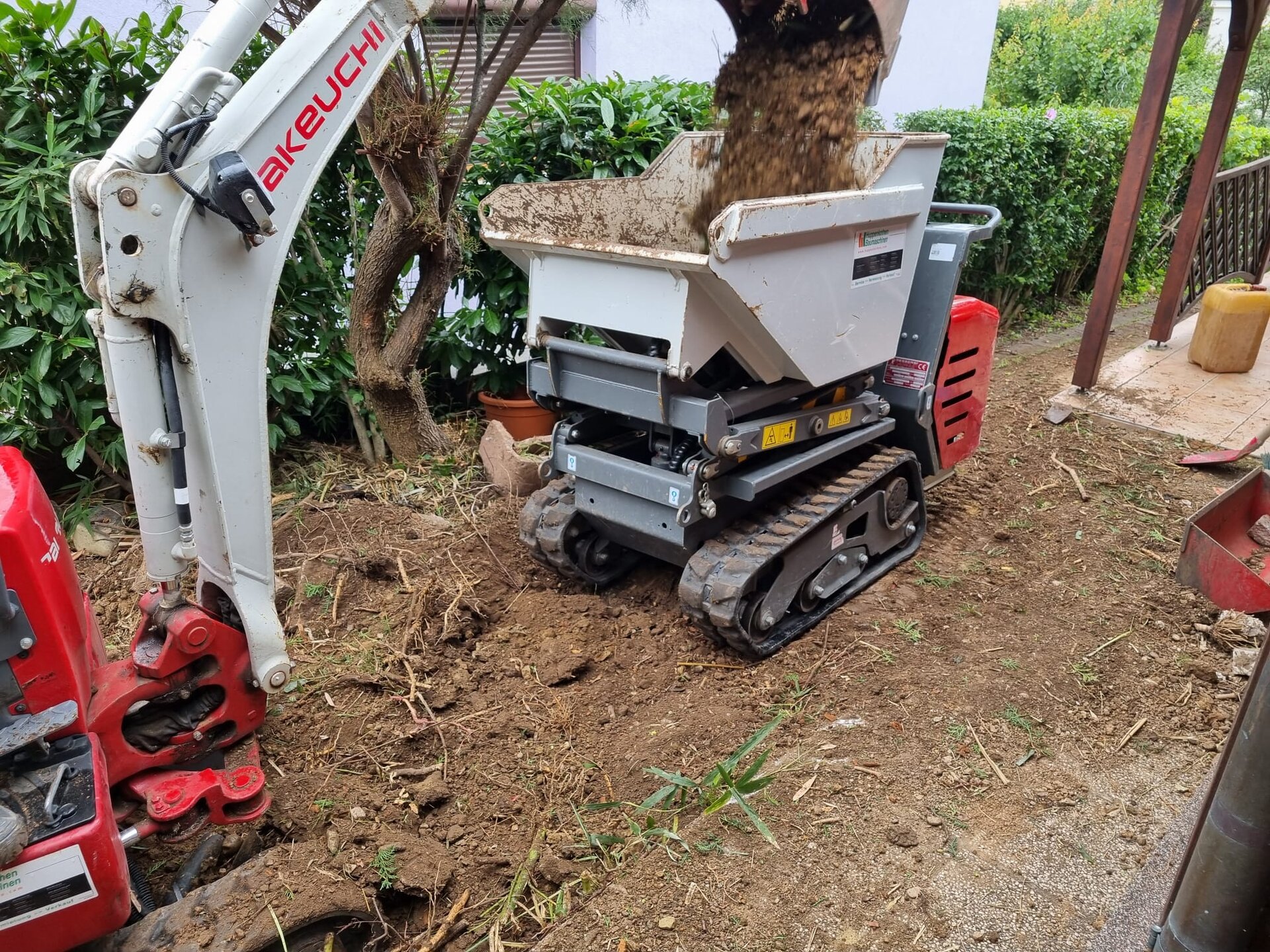 Bagger beim Garten planieren im Bezirk Mistelbach, der mit Rotationslaser eine Flaeche auf Endhoehe abzieht
